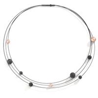 Spiralcollier Nera aus geschwärztem Edelstahl besetzt mit Carbon und Pearls in Light Rosé, 42cm-592679